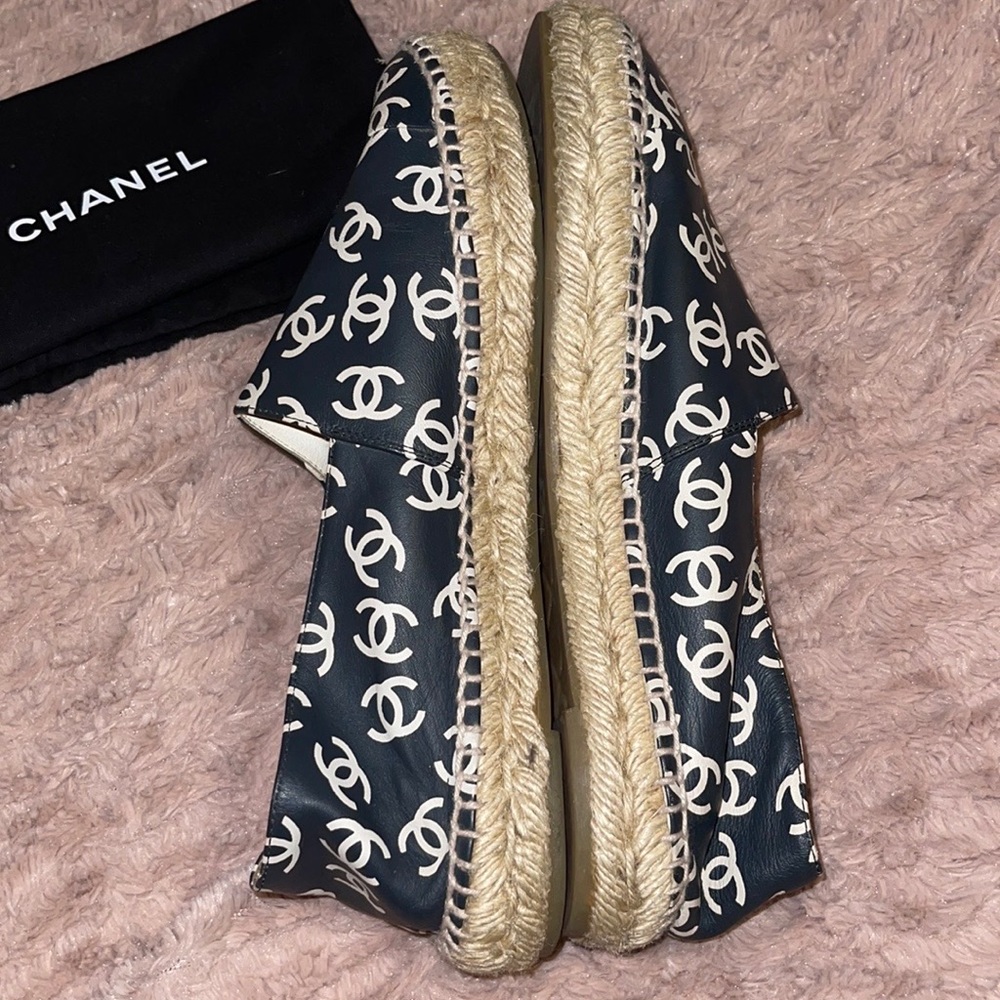 CHANEL Black Lambskin Espadrilles Interlocking CC Logo - Picture 5 of 8